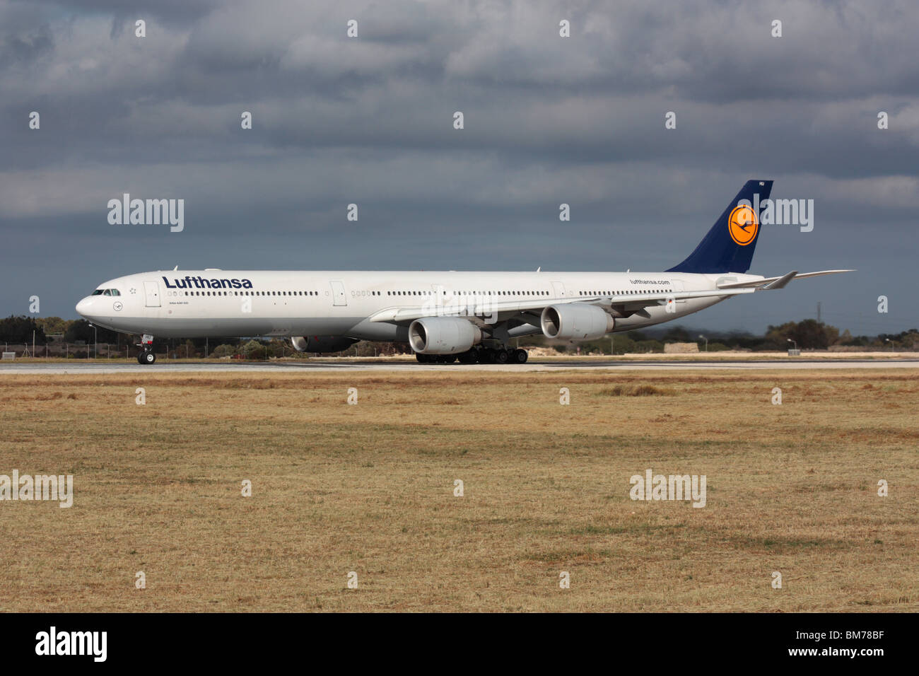 Lufthansa Airbus A340-600 Langstreckenflugzeuge widebody Pkw Flugzeug auf der Startbahn für den Abflug aus Malta Stockfoto