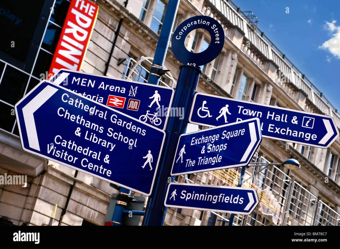 Anzeichen für Fußgänger in der Corporation Street in Manchester City Centre, England, UK Stockfoto