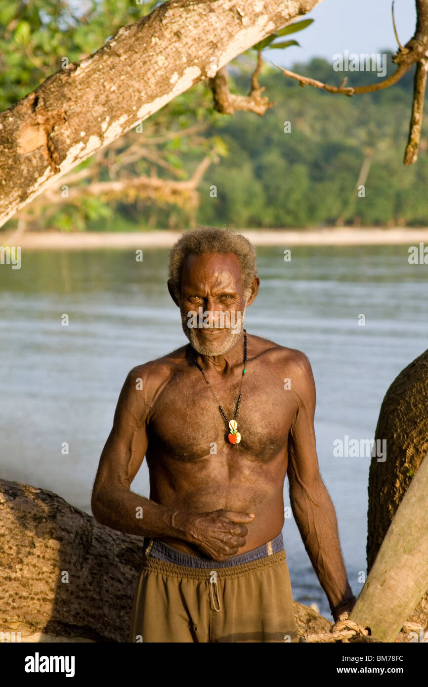 Herr Selam Karasimbe, ein pensionierter Hai-Anrufer im Dorf Kontu, Neuirland, Papua New Guinea Stockfoto