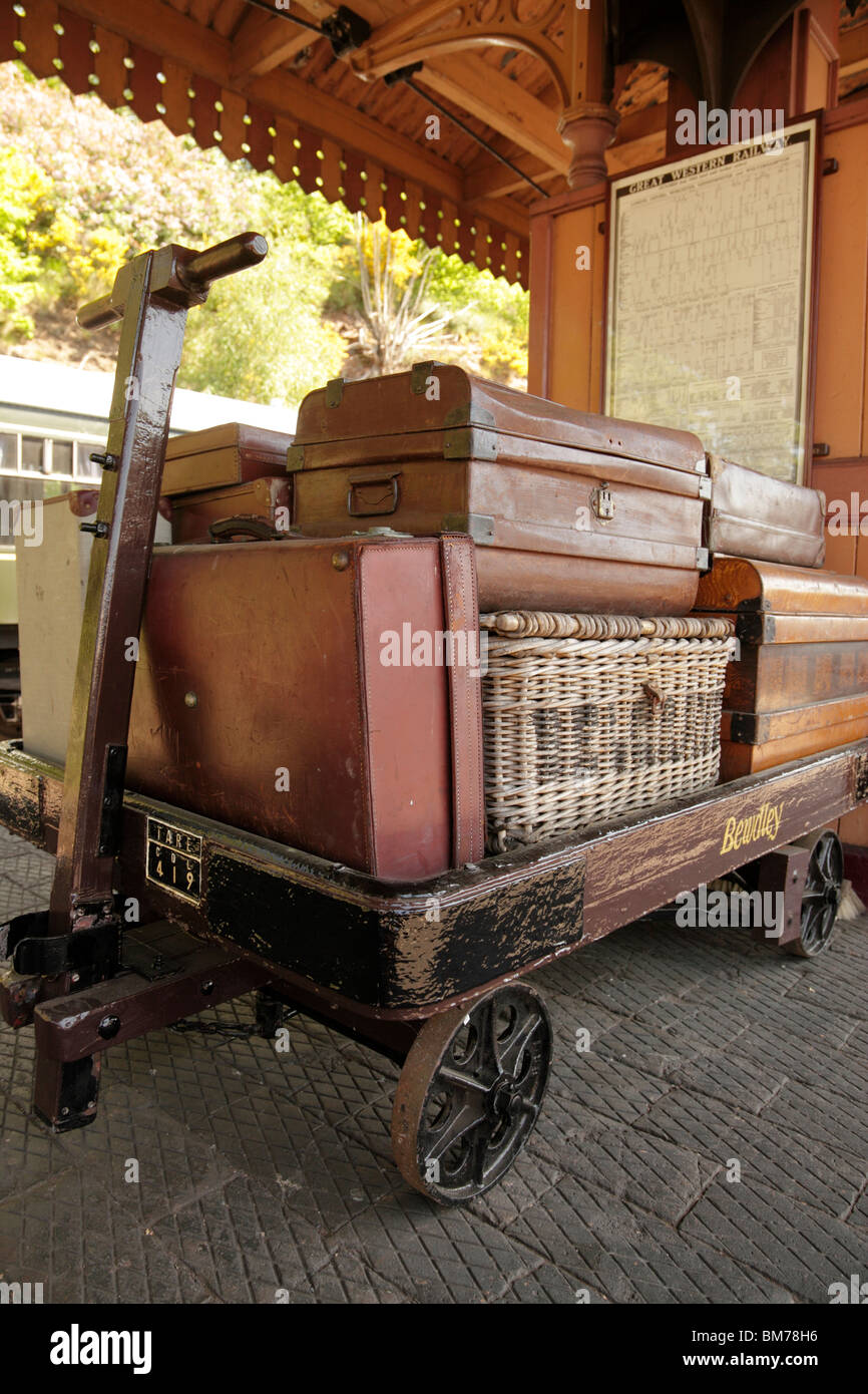 Alte Koffer auf einem Träger-Wagen am Bahnhof Bewdley Teil des Severn Valley Steam Railway Worcestershire UK Stockfoto