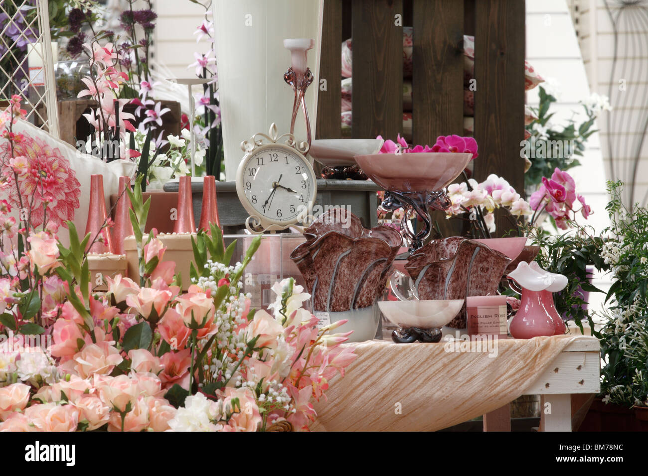 Englische Rosen - die typisch englische Tabelle. Rosen Seidenblumen eine Uhr-Vase Brookfields Gartencenter, Nottingham Stockfoto