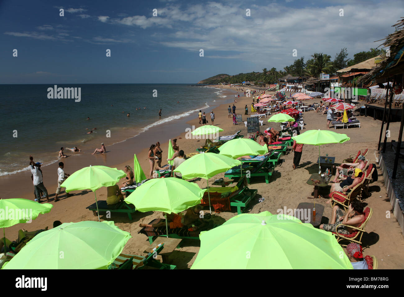 Menschenmassen am Strand von Anjuna, im nördlichen Goa, Bundesstaat Goa, Indien. Stockfoto