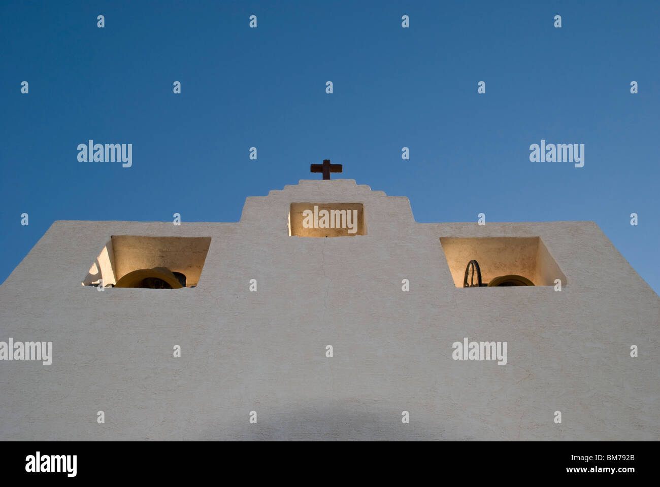 Der Kirchturm der St. Francis de Paula glüht im Morgenlicht in Tularosa, New Mexico. Stockfoto