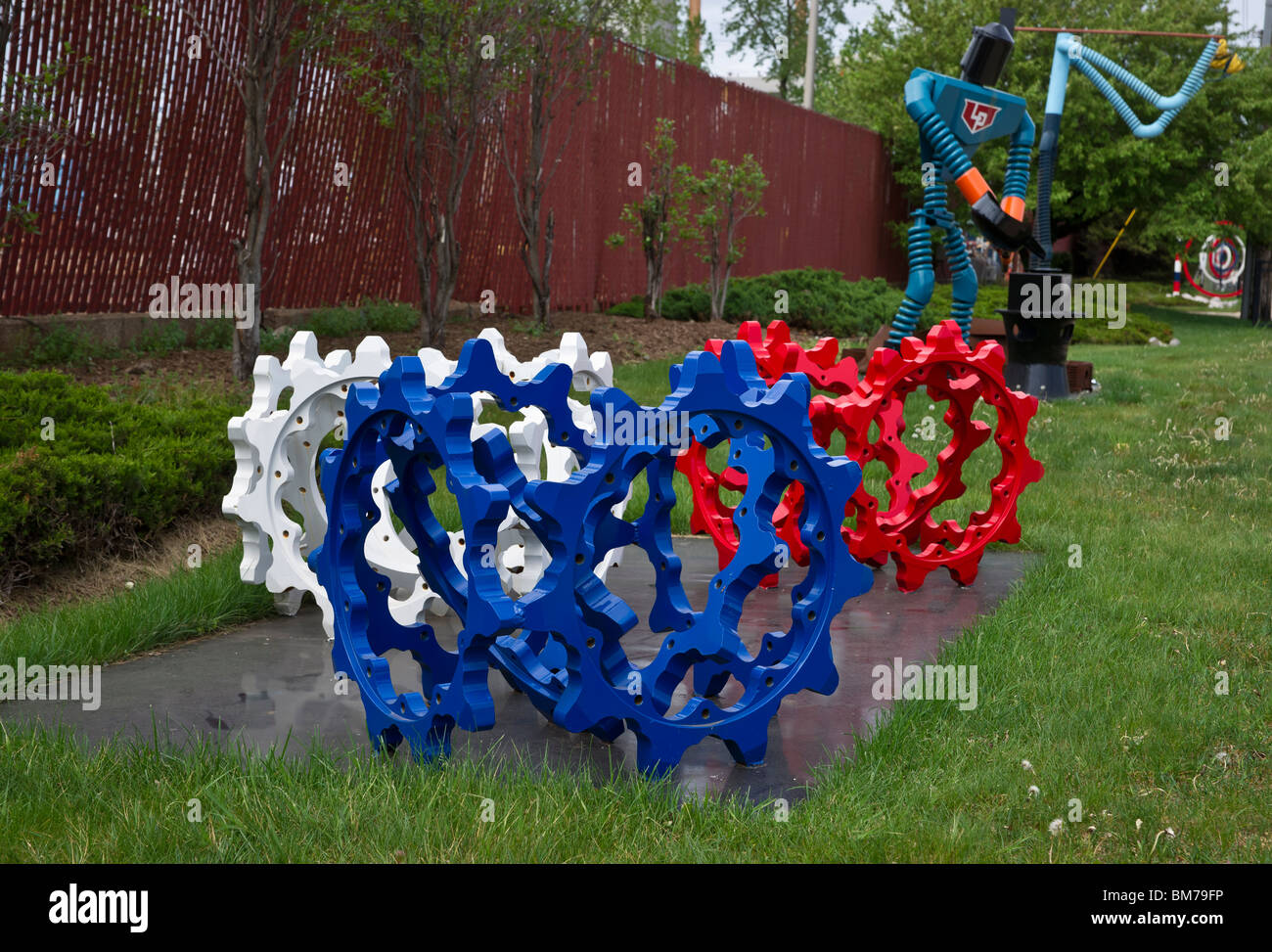 Tulip Time Festival Dutch Holland Michigan Moderne Padnos Skulptur von Eisenarbeiter und Zahnräder aus Schrott in den USA USA niemand horizontal Hi-res Stockfoto