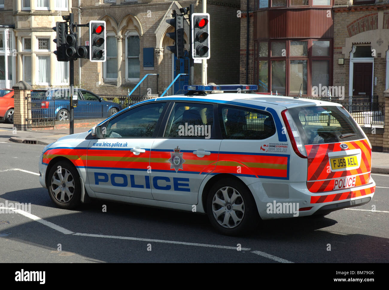 Polizei-Auto warten an der Ampel, Leicester, Leicestershire, England, UK Stockfoto