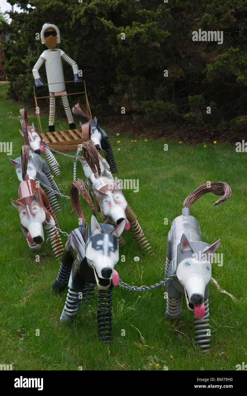 Tulip Time Festival Dutch Holland Michigan Moderne Padnos Skulpturen von Hundeschlittenfahrten aus Schrott recyceln niemanden vertikal in den USA Hi-res Stockfoto