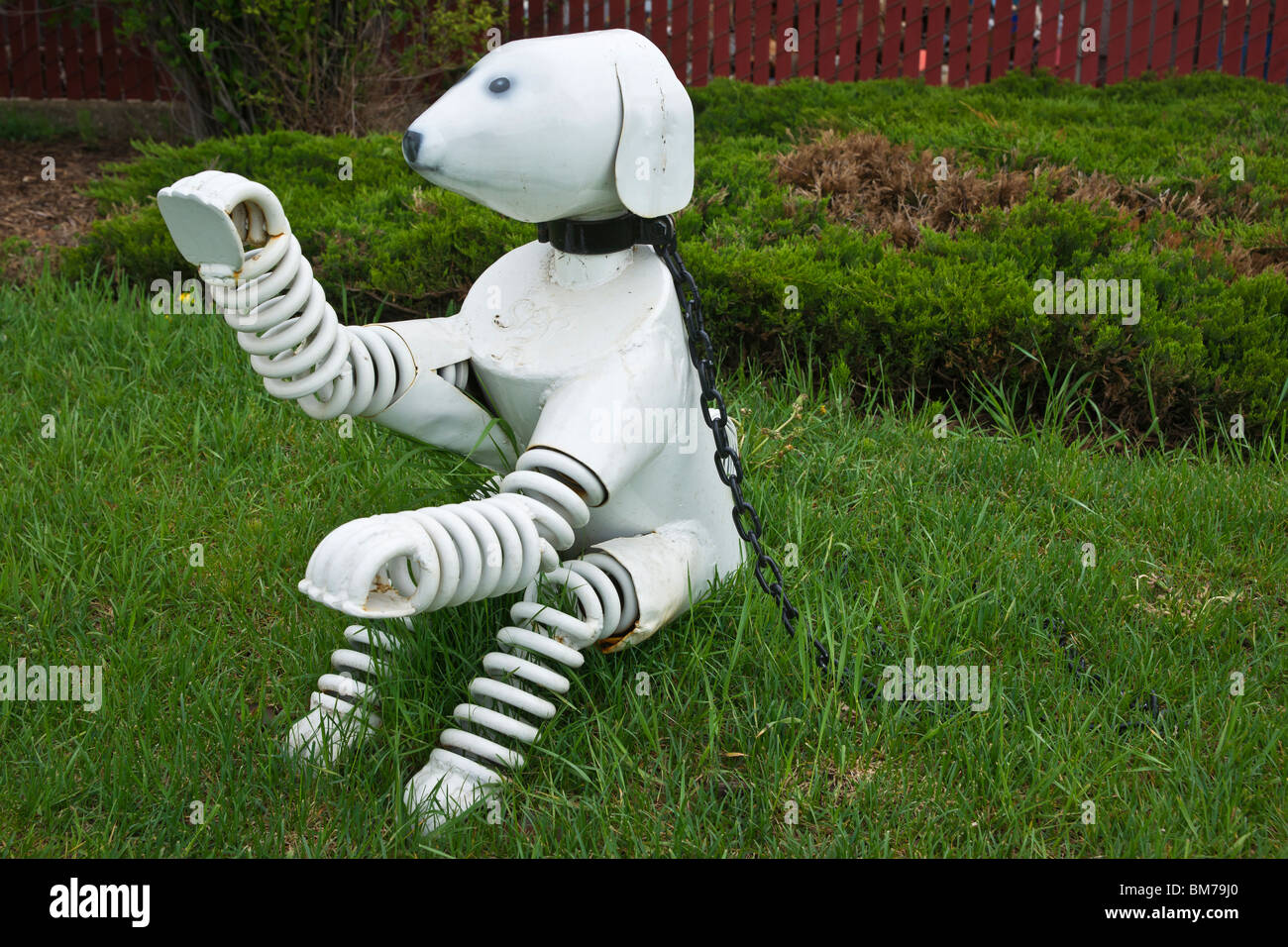 Tulip Time Festival Dutch Holland Michigan in den USA Moderne Padnos-Skulptur eines geketteten weißen Hundes aus Metallschrott-Hi-res Stockfoto