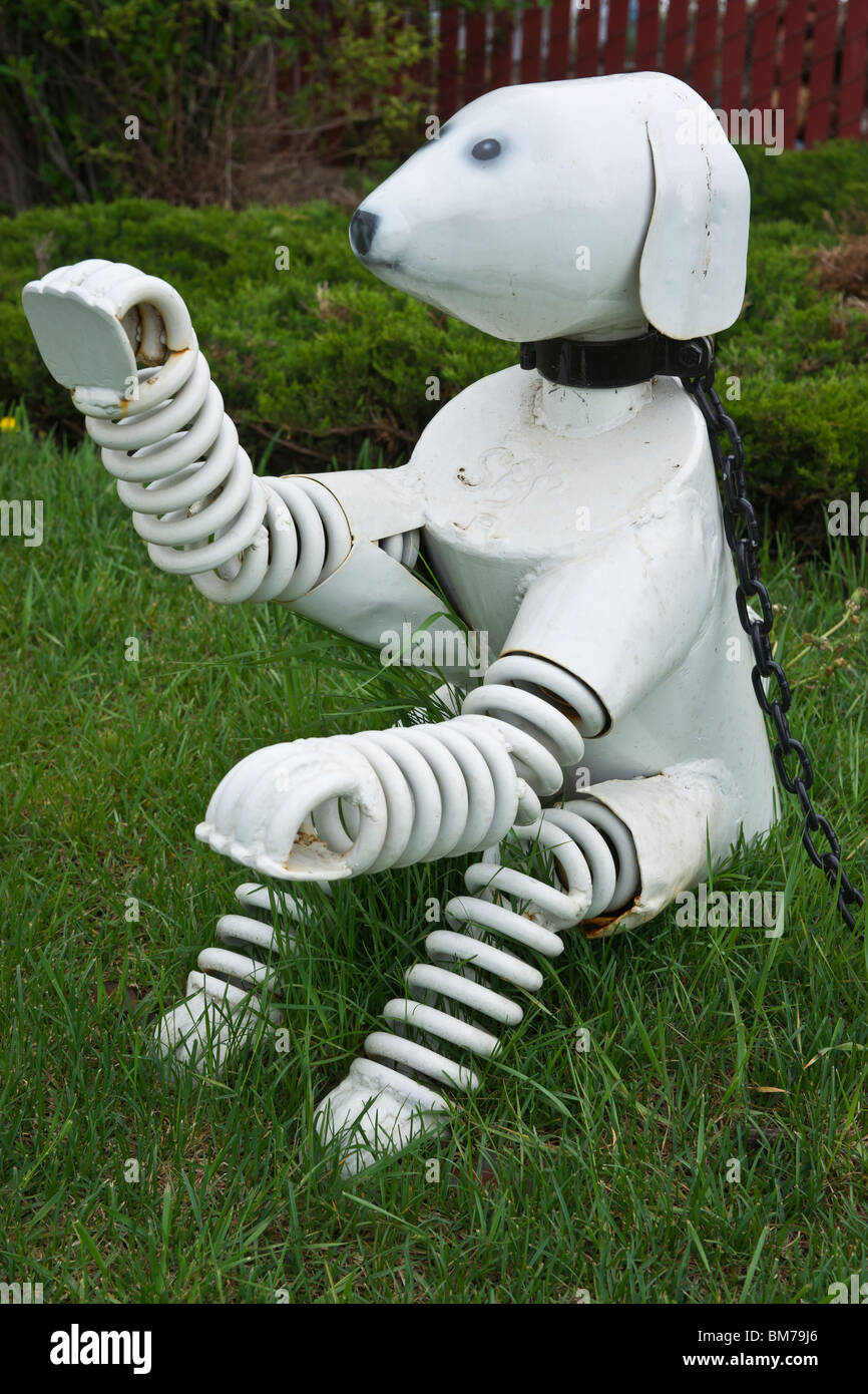 Tulip Time Festival Dutch Holland Michigan in den USA Moderne Padnos-Skulptur eines geketteten weißen Hundes aus Metallschrott-Hi-res Stockfoto