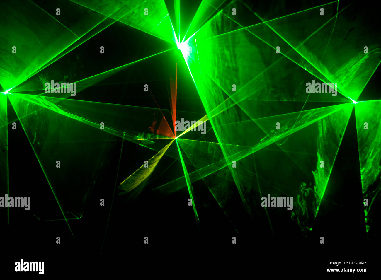Bunte Disco mit Spezialeffekten und fantastische Laser show Stockfoto