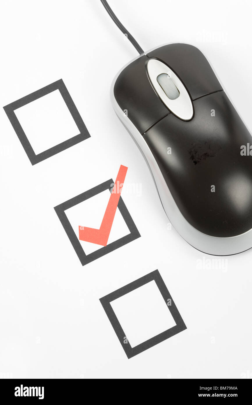 Fragebogen und Computer-Maus, Konzept der Online-Abstimmung Stockfoto