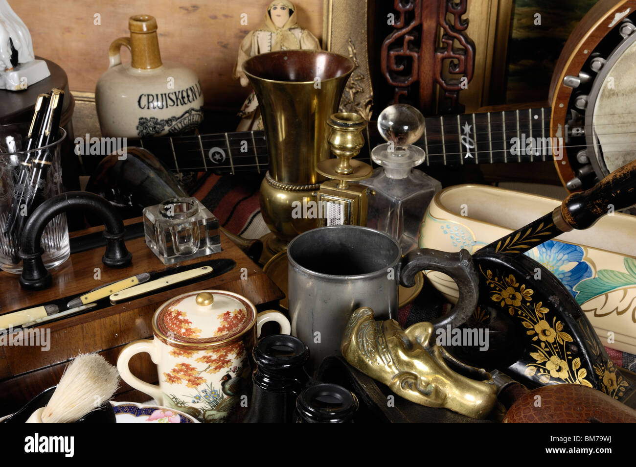 Eine Auswahl an Antiquitäten und Sammlerstücke Kleinteile wie kann auf einem britischen Händler Stall gesehen werden. Stockfoto