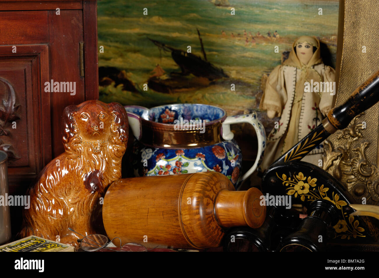 Eine Auswahl an Antiquitäten und Sammlerstücke Kleinteile wie kann auf einem britischen Händler Stall gesehen werden. Stockfoto