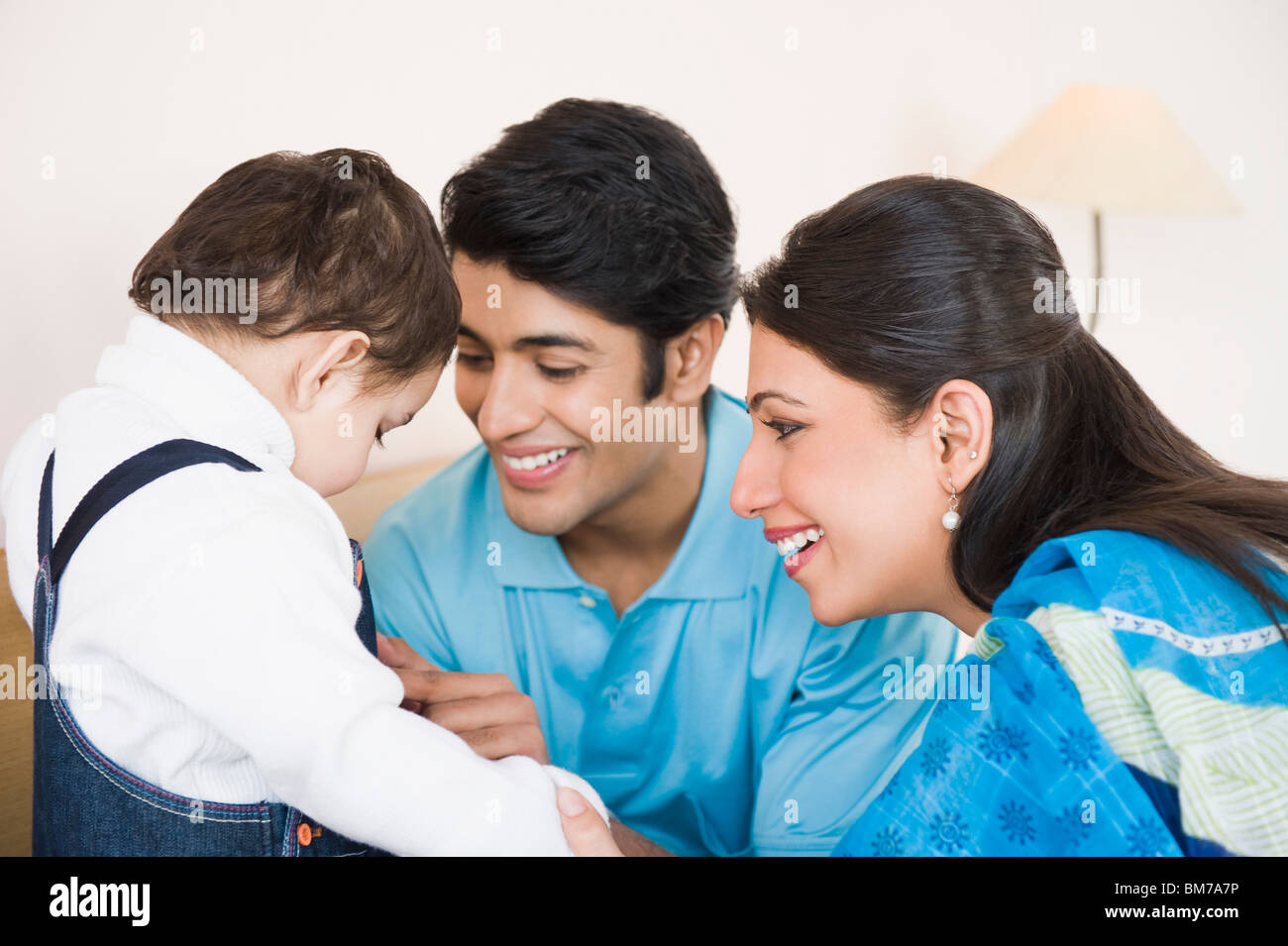 Eltern, die Anpassung ihres Sohnes Kleid Stockfoto