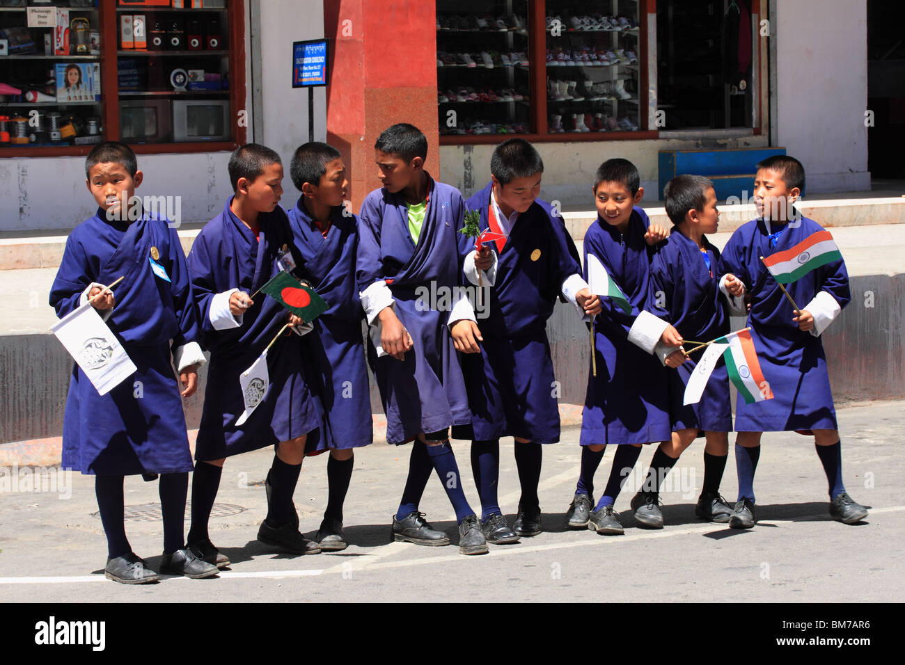 Bhutan Schuljungen begrüßen Delegierten der SAARC-Konferenz, Thimphu, April 2010 Stockfoto