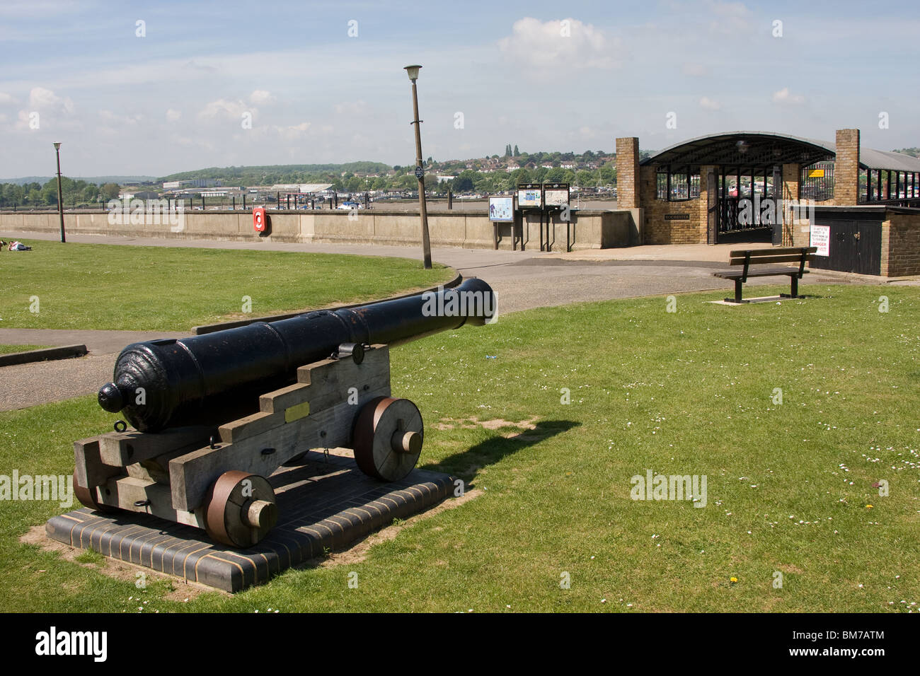 Fluss Medway Park Kanone schwarz mittelalterliche Waffe Stockfoto