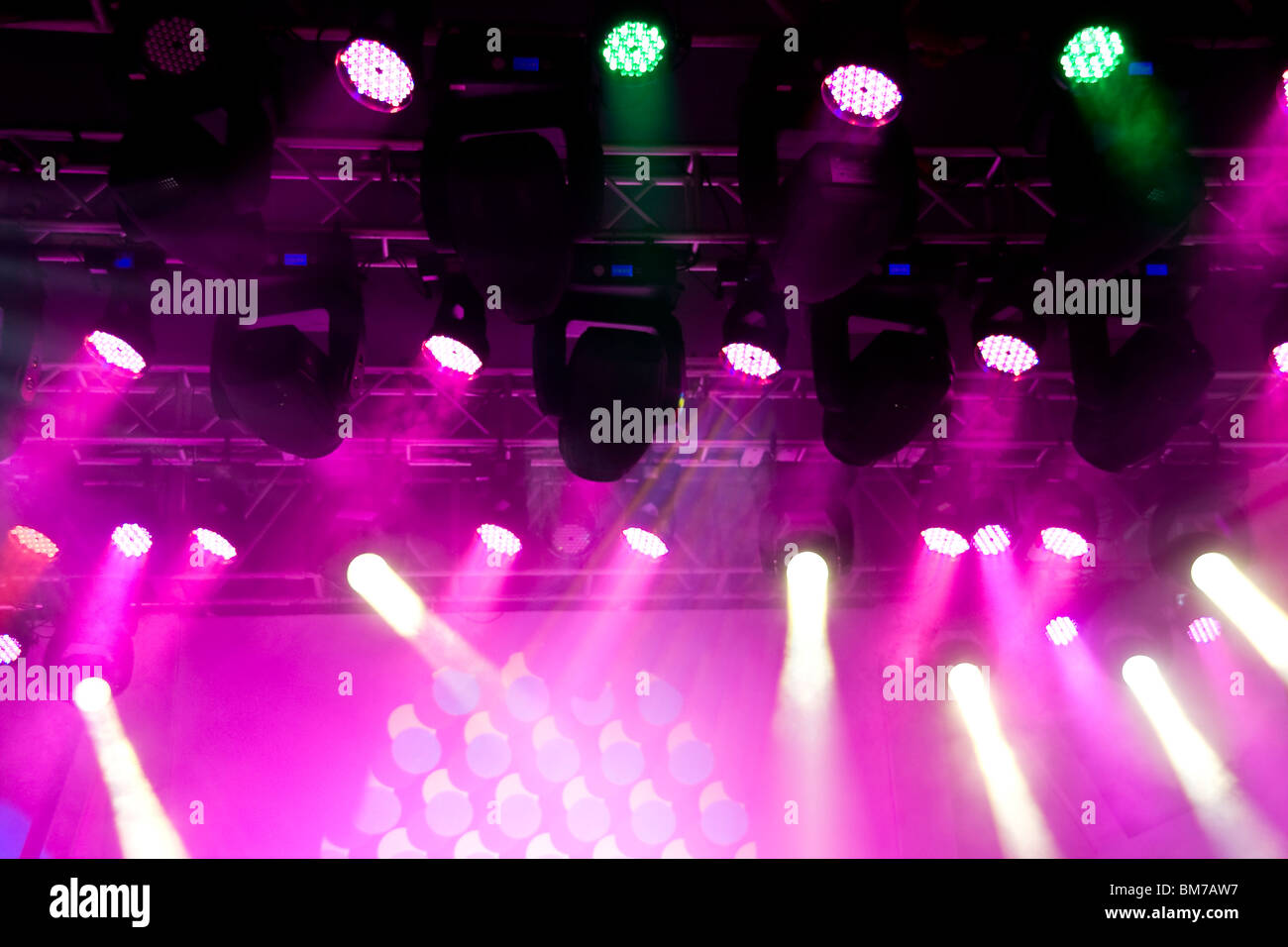 Schöne bunte Disco-Beleuchtung in der Phase Stockfoto