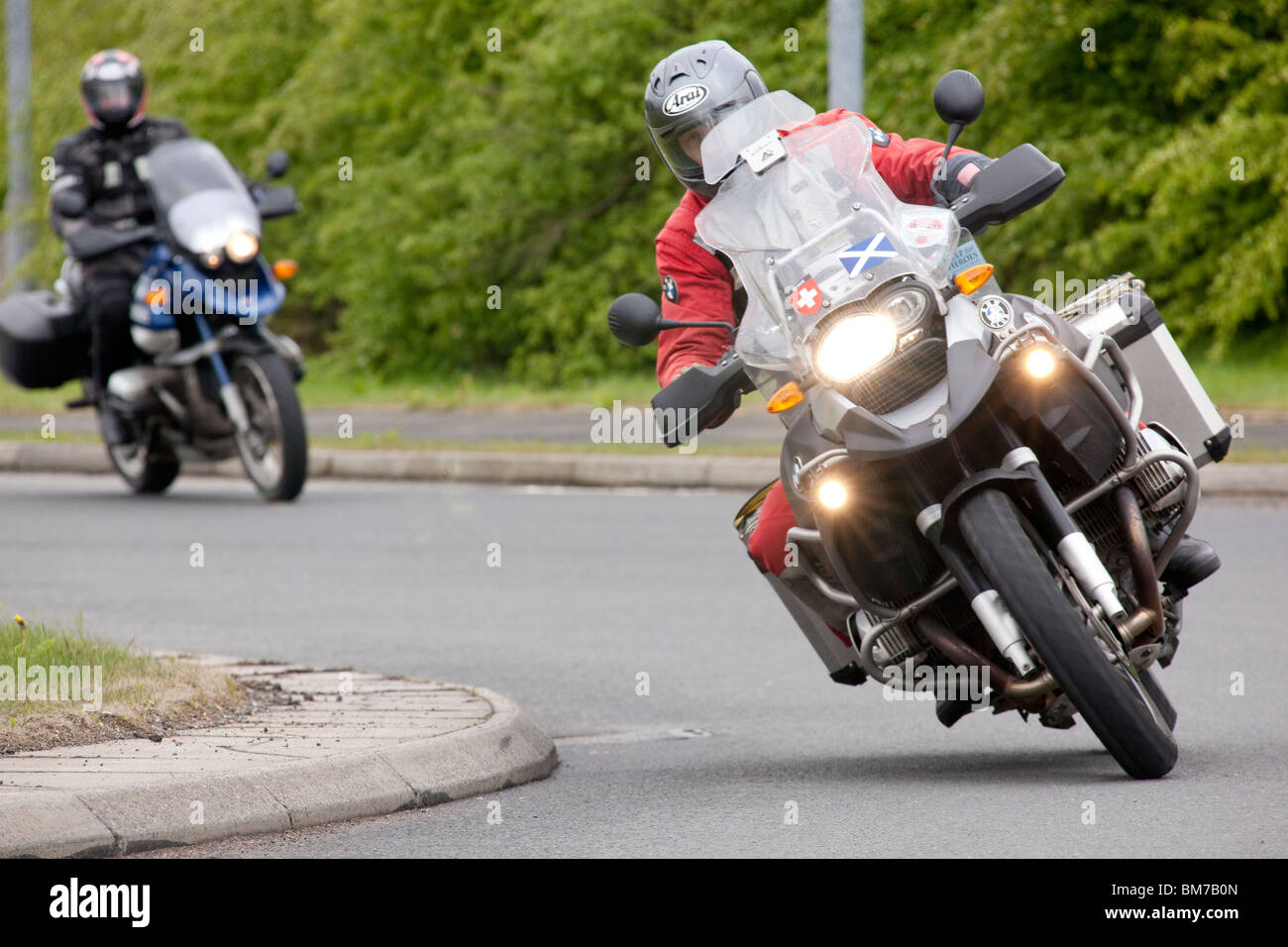 Motorradfahrer auf einen Kreisverkehr auf der A75 in der Nähe von Dumfries Überschrift für die North West 200 in Irland Stockfoto