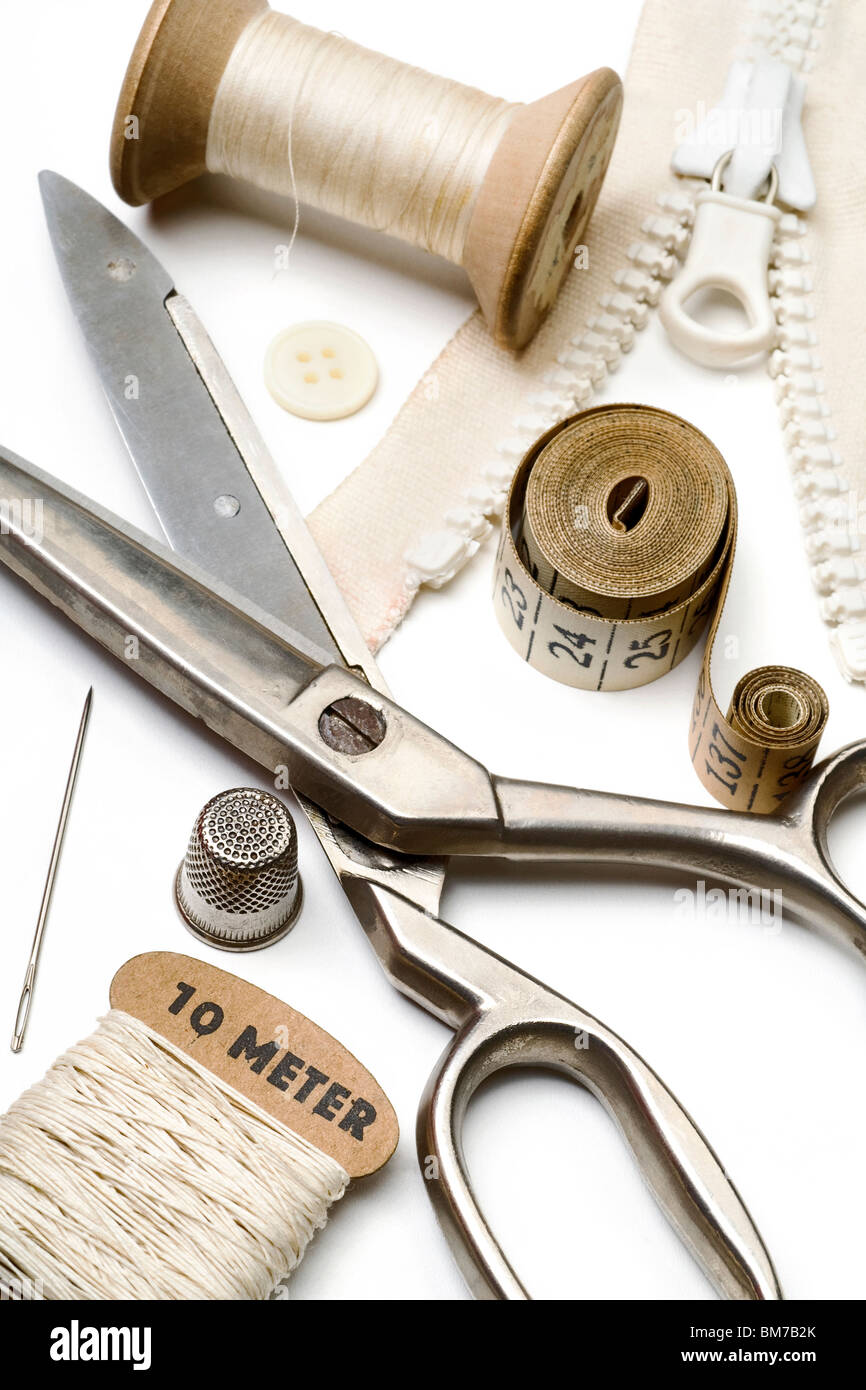 Schneider Werkzeuge - Scheren, Garnrolle Faden, Nadel, Fingerhut, etc. - auf weiß Stockfoto