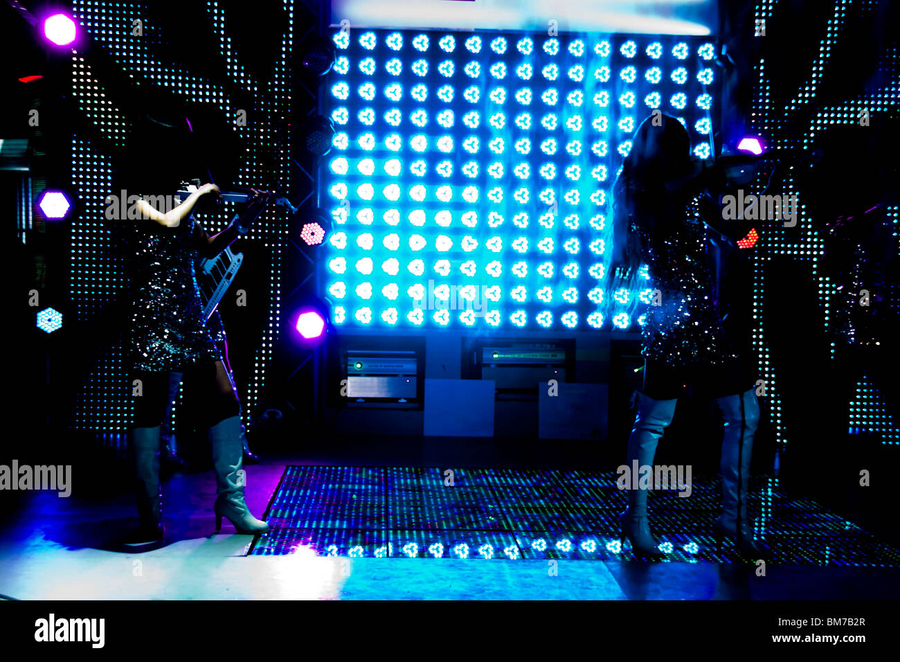 Musik und Tanz im Nachtclub Bühne zeigen Stockfoto