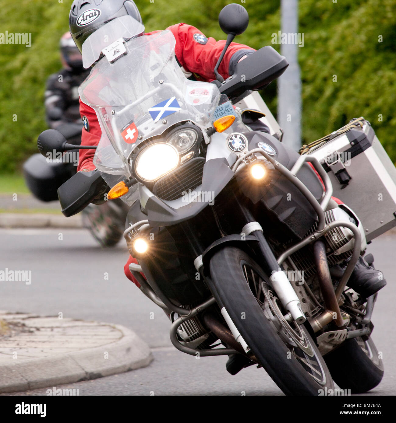 Zwei Biker Motorradfahrer auf BMW Motorrädern geht um einen Kreisverkehr auf der A75 in der Nähe von Dumfries Überschrift für die North West 200 Stockfoto