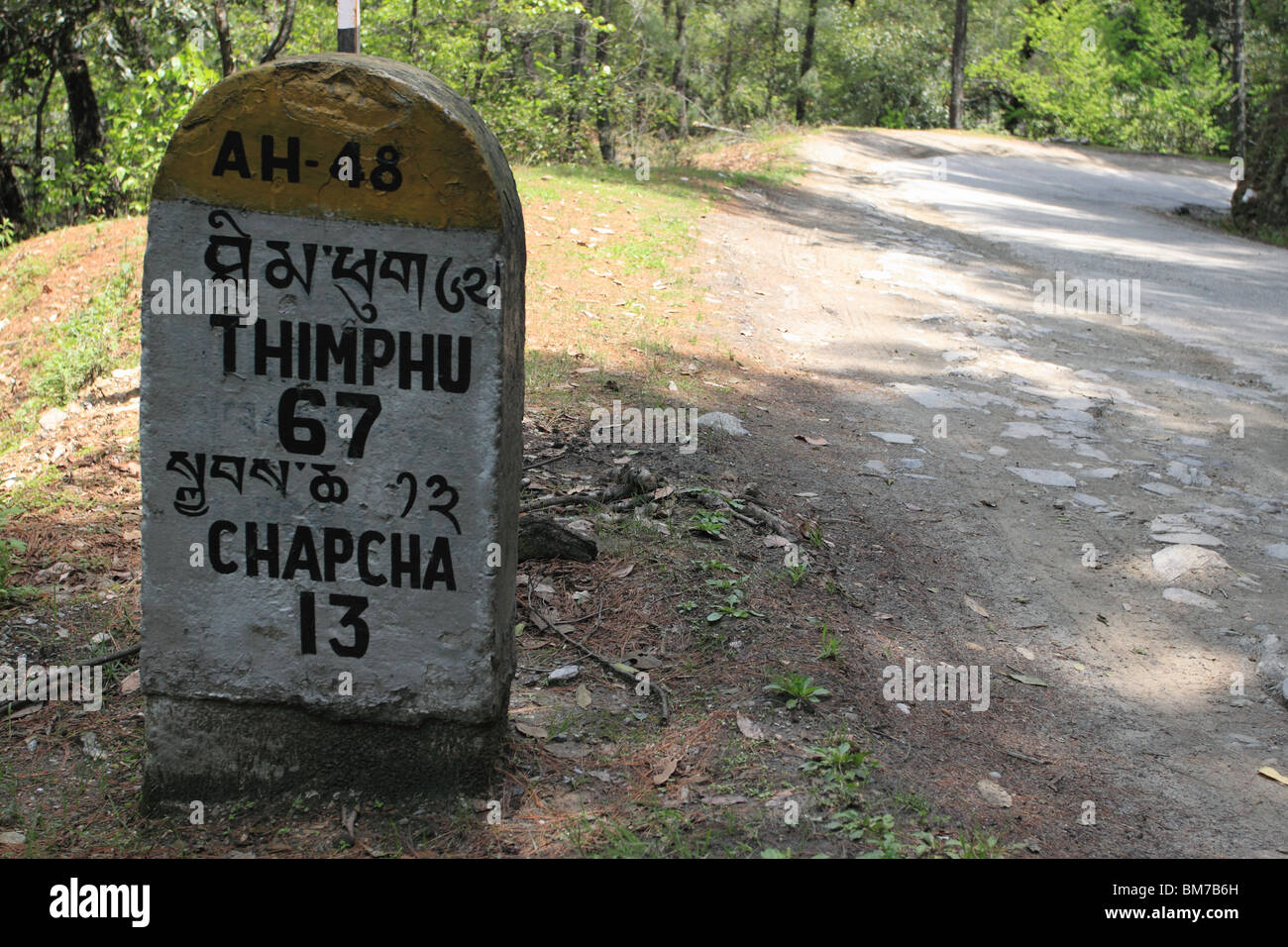 Meilenstein auf dem Weg nach Thimphu, Bhutan Stockfoto