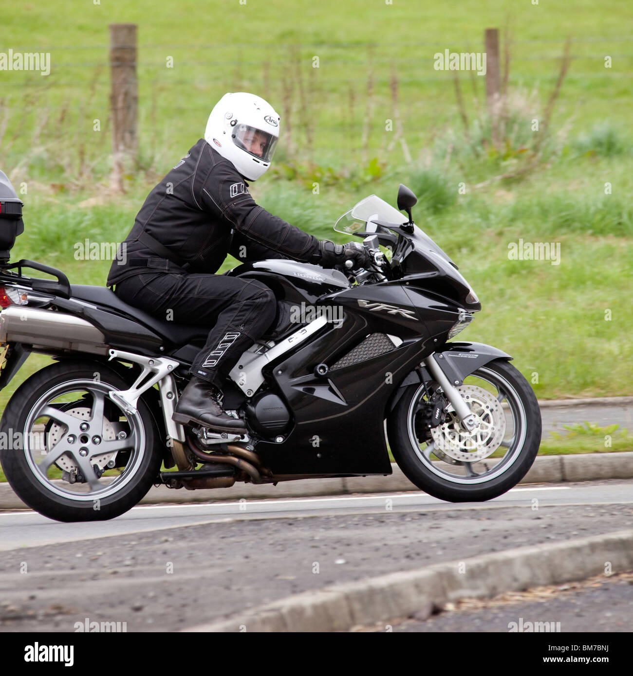 Motorradfahrer auf dem Motorrad hielten wir an einem Kreisverkehr auf der A75 in der Nähe von Dumfries Schottland Stockfoto