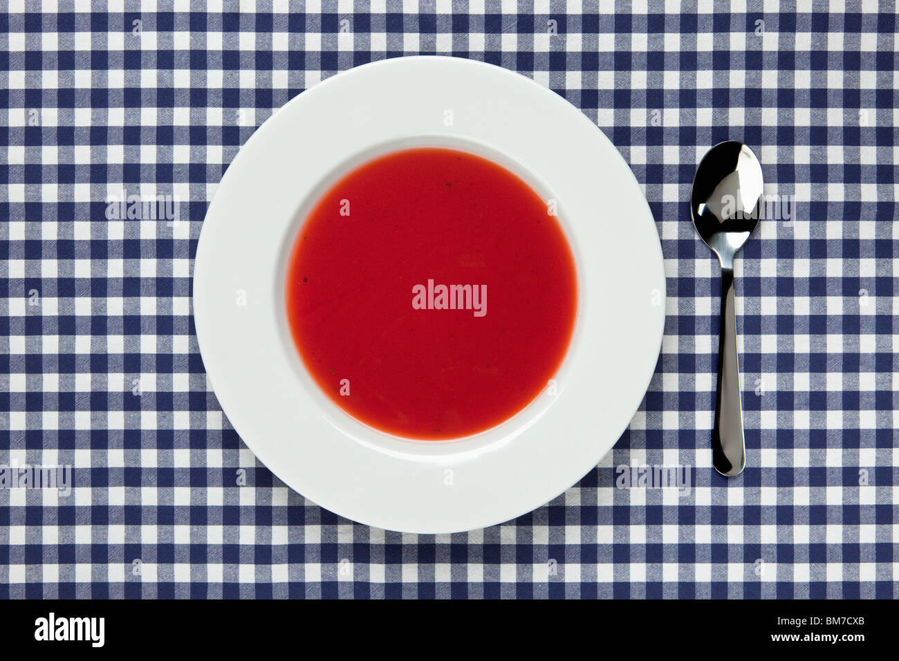 Erhöhte Ansicht einer Schüssel Tomatensuppe Stockfoto