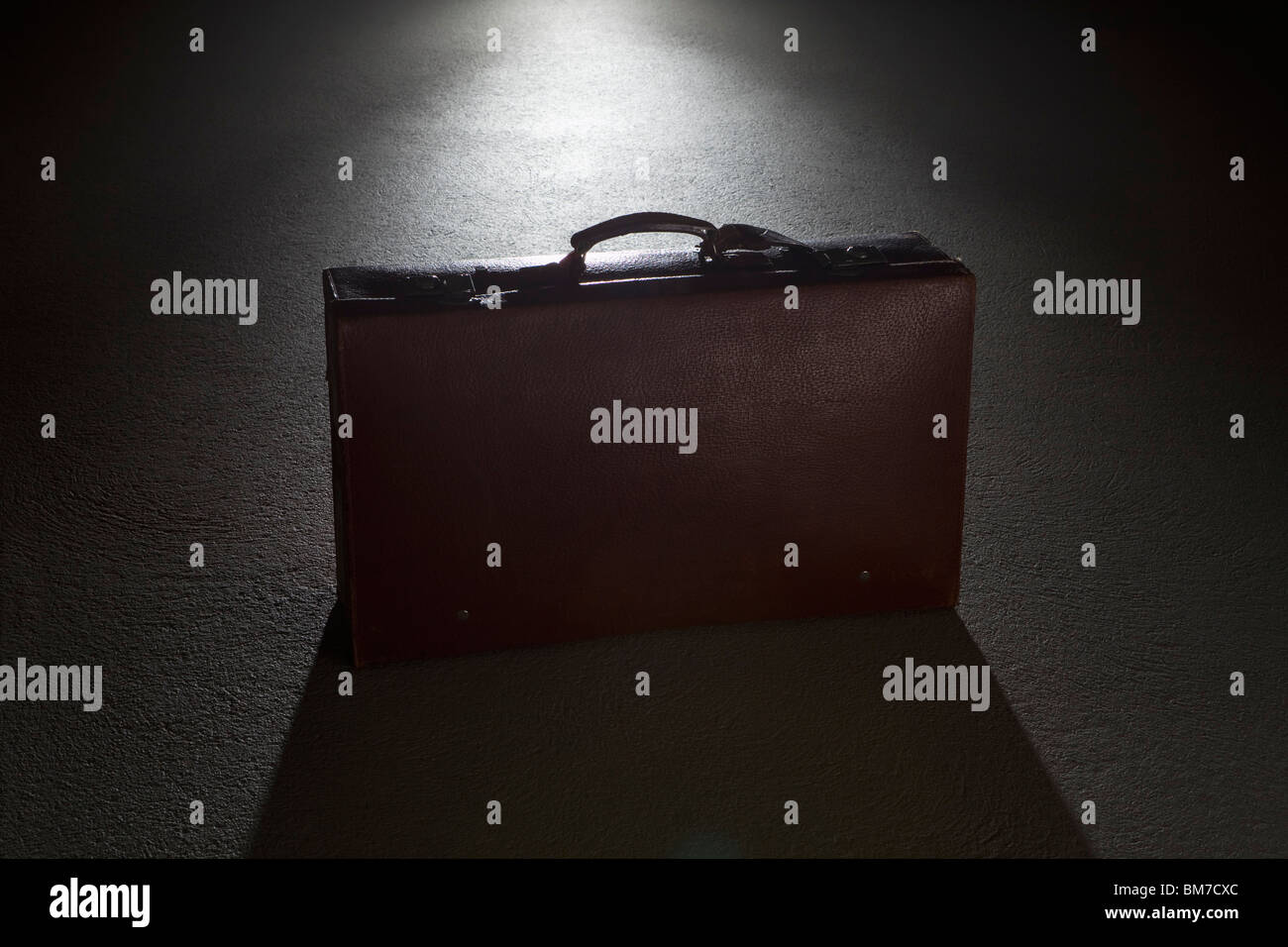 Ein Aktenkoffer Spot beleuchtet bei Nacht Stockfoto