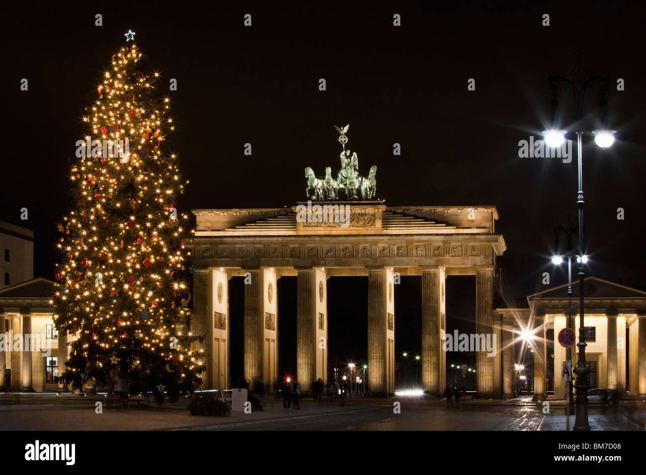 Brandenburger Tor hinter einem Weihnachtsbaum in der Nacht, Berlin, Deutschland Stockfoto