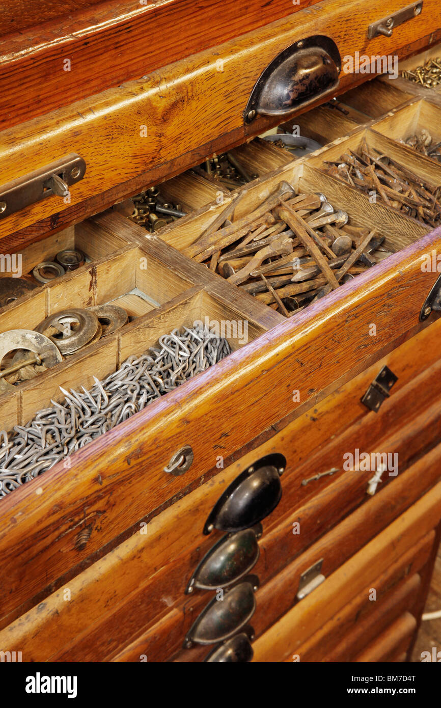 Antike Holzarbeiter tool Schublade mit verschiedenen Zimmerei Materialien gefüllt Stockfoto