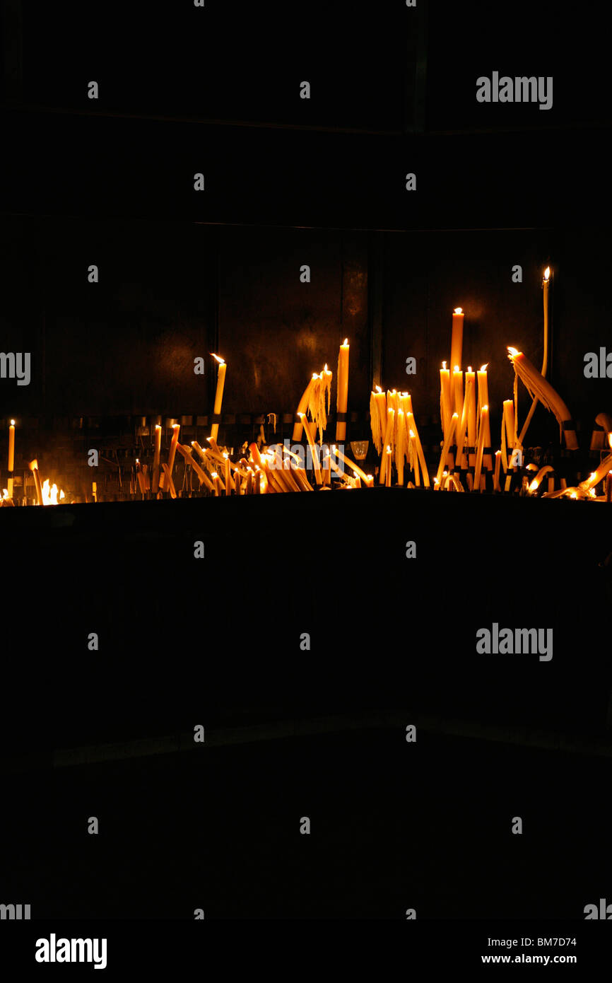 Brennende Kerzen auf einem Altar angeordnet Stockfoto