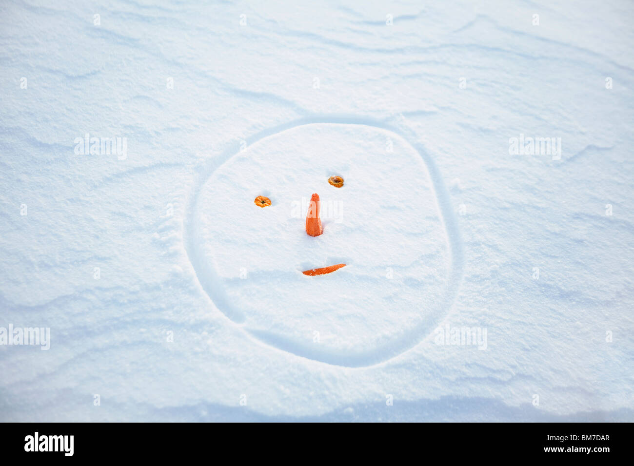 Schneemann Gesicht im Schnee aus Stockfoto