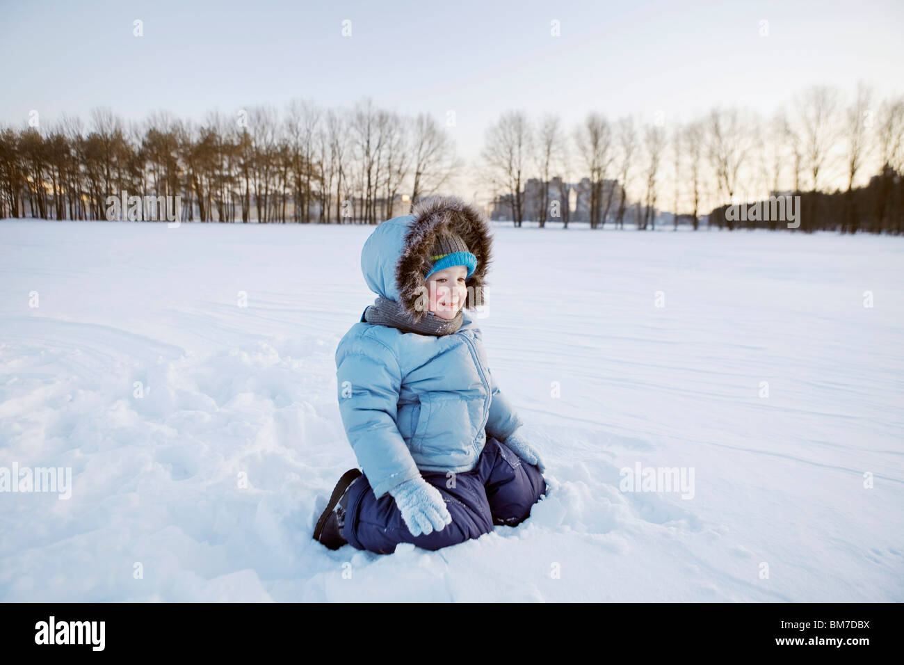 Ein Junge spielt im Schnee Stockfoto