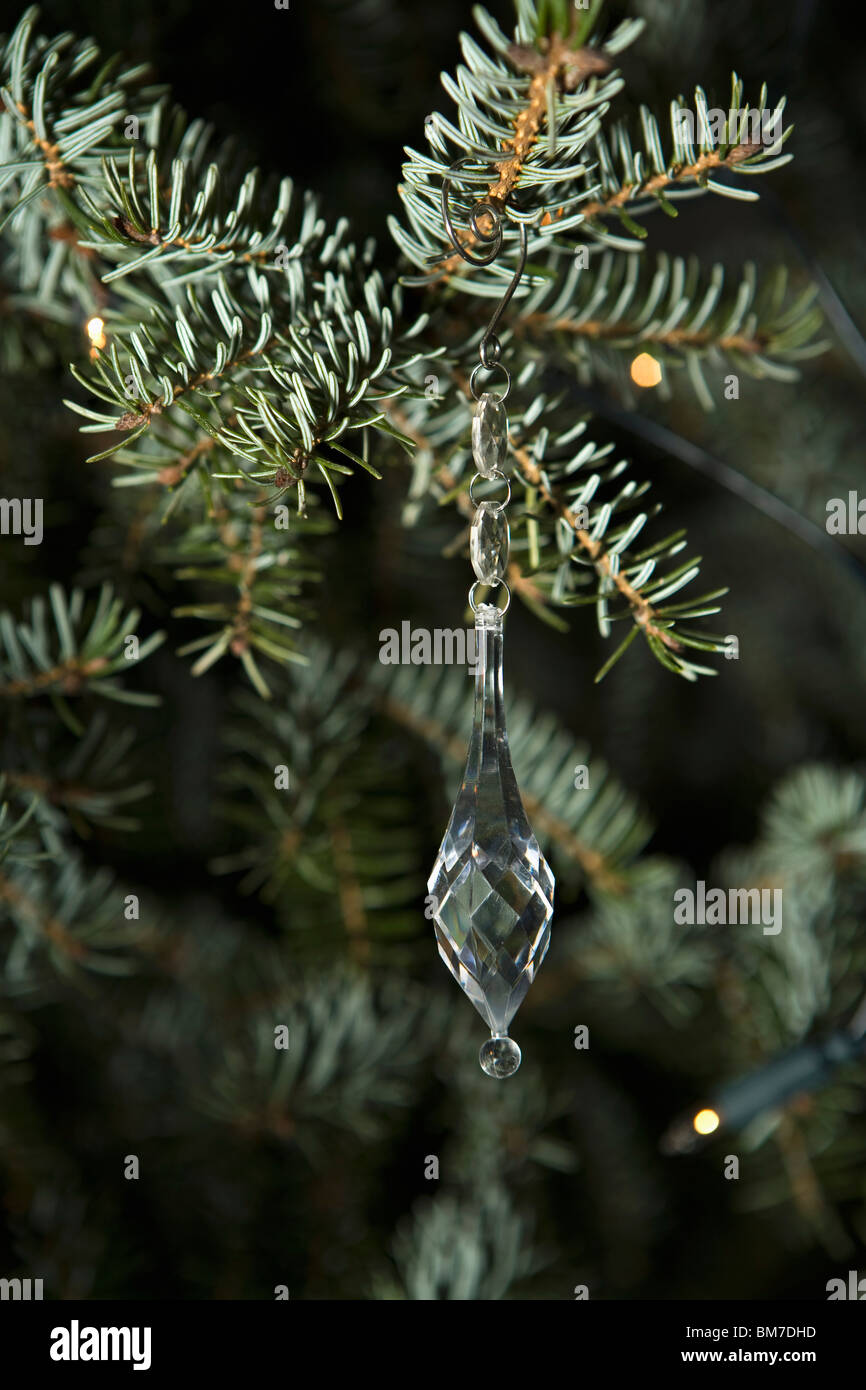Ein Kristall-Eiszapfen-Ornament von einem Ast hängen Stockfoto
