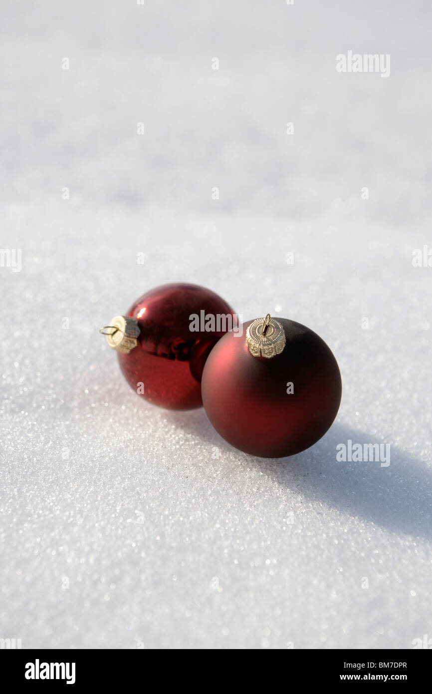 Zwei Christmas ball Ornamente auf dem Schnee Stockfoto