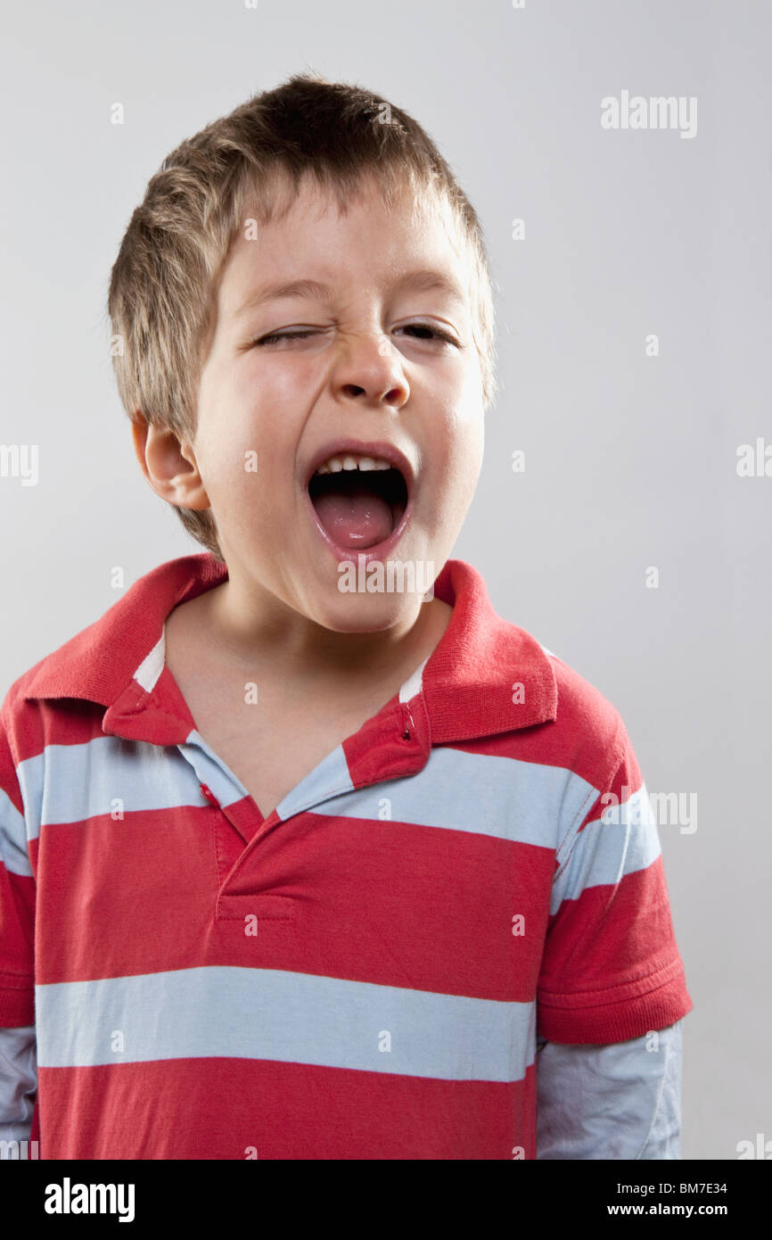 Ein kleiner Junge zwinkert verschmitzt, Studioaufnahme Stockfoto