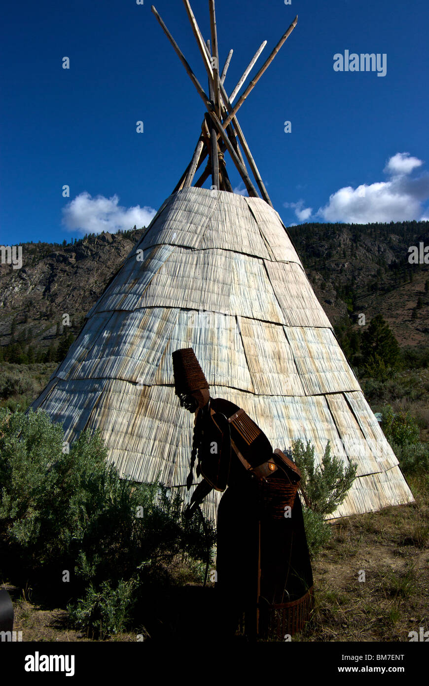 Raucher Marchand im freien Metallskulptur Darstellung einheimischen Aborigines Frau und Tipi an Nk'Mip Wüste kulturelle Zentrum Osoyoos BC Stockfoto