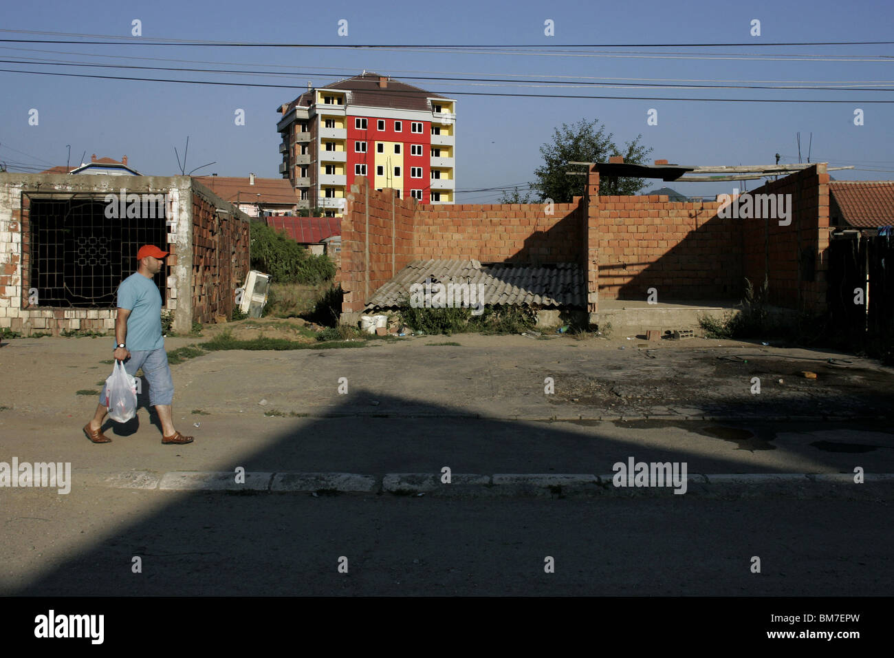 Kosovo, Mitrovica: Mann zu Fuß durch den Trümmern, in der Mitte der Häuser im Umbau, 2008 Stockfoto