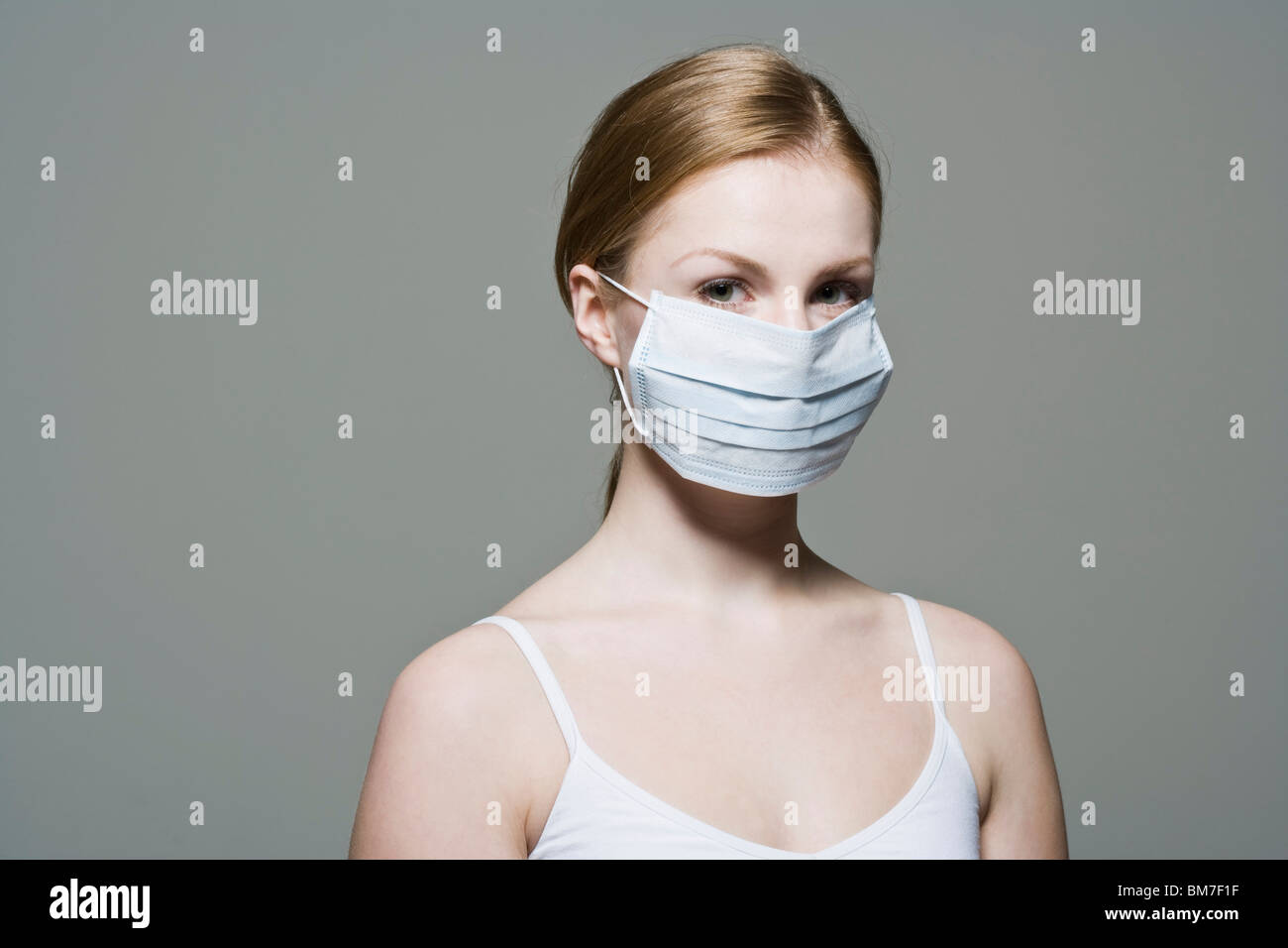 Eine Frau trägt eine chirurgische Schutzmaske Stockfoto