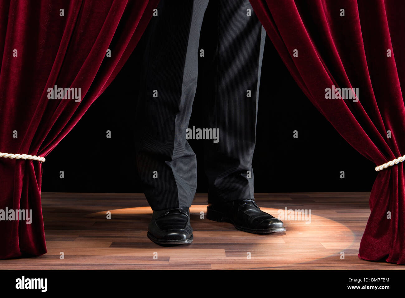 Ein Mann steht auf einer kleinen Theaterbühne Stockfoto