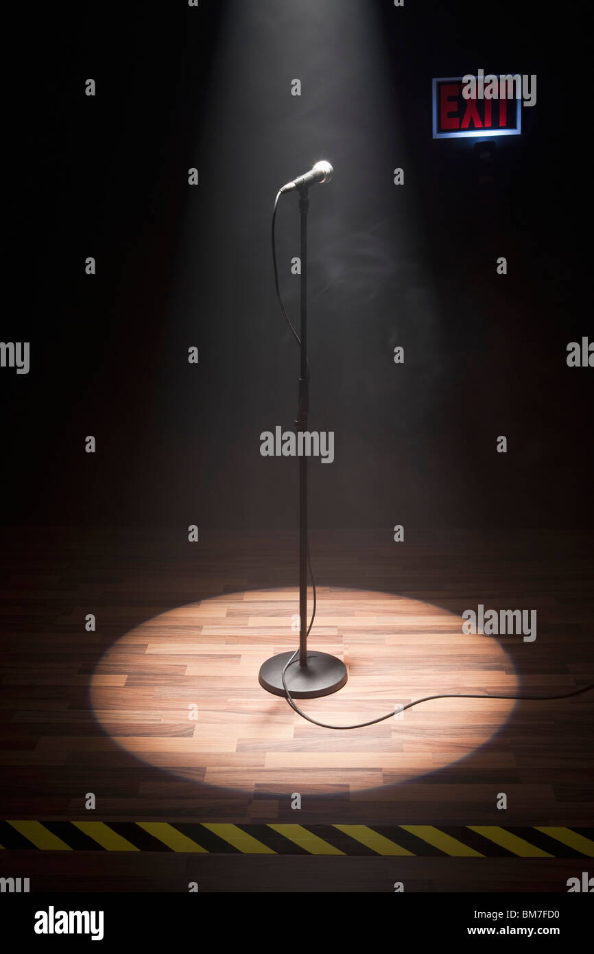 Ein Mikrofon, das auf einer Bühne beleuchtet Stockfoto