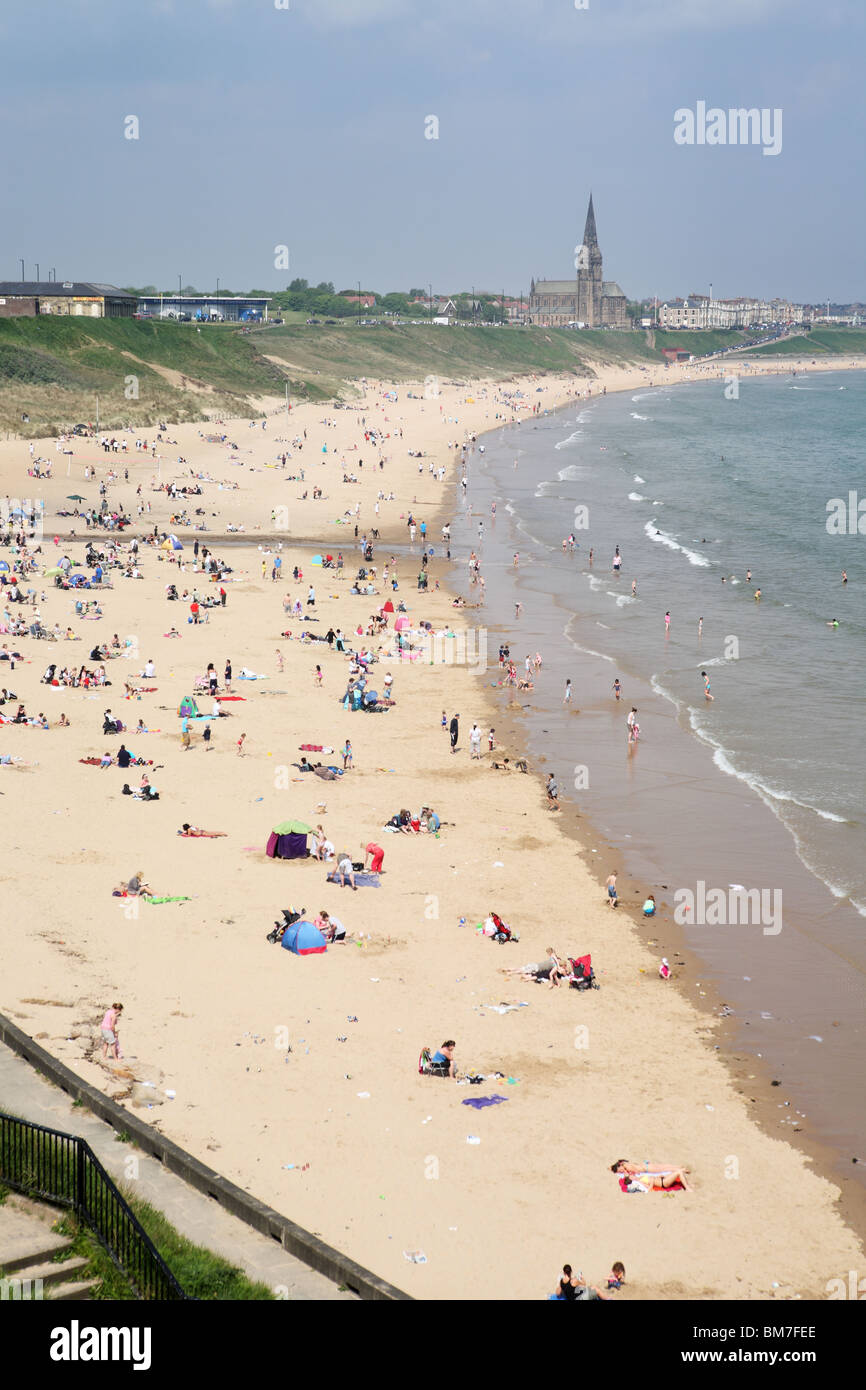 Menschen genießen eine Mini-Hitzewelle am 23. Mai 2010 am langen Sandstrand bei Tynemouth, England, UK Stockfoto