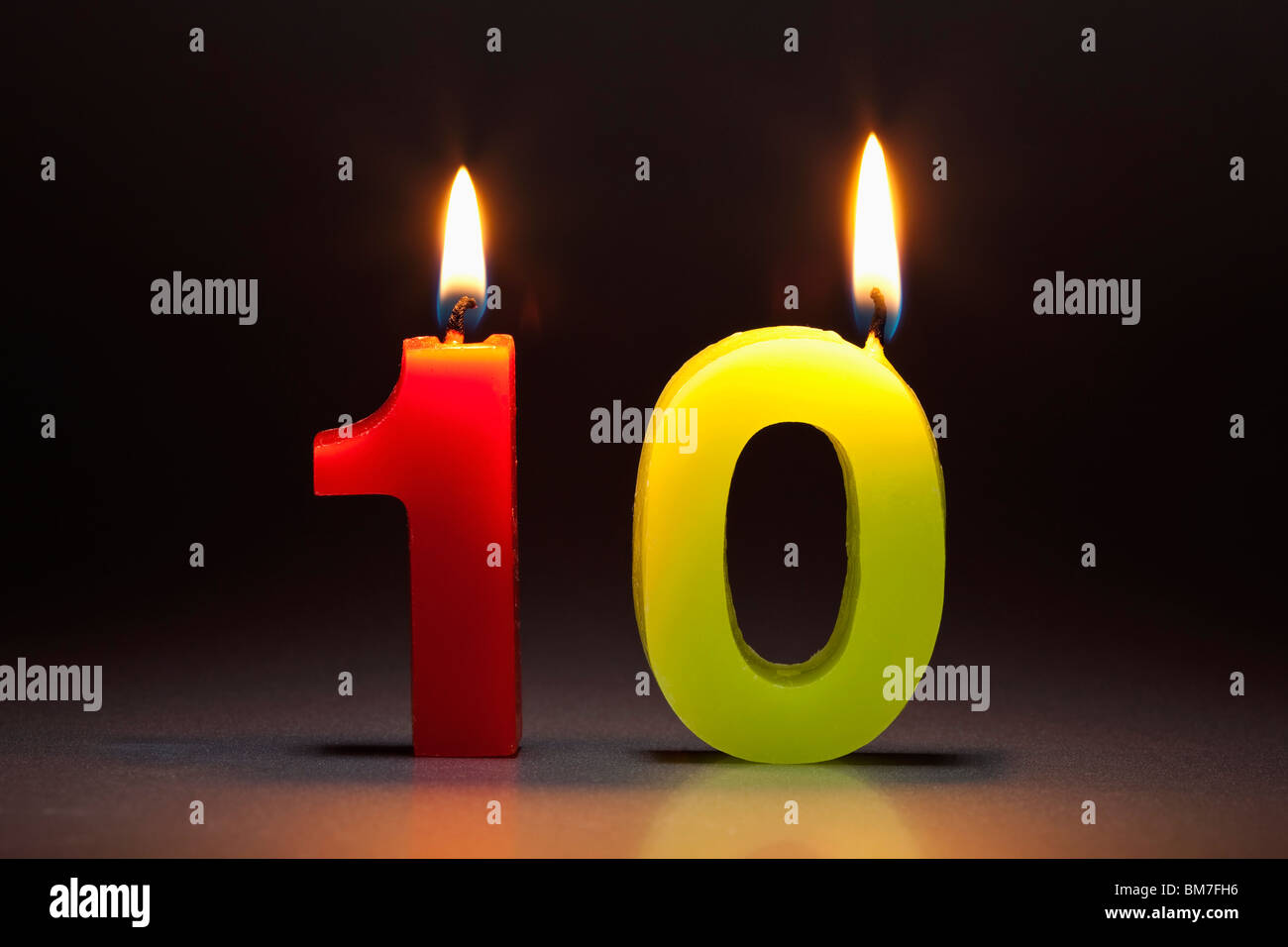 Zwei Kerzen In der Form der Zahl 10 Stockfoto