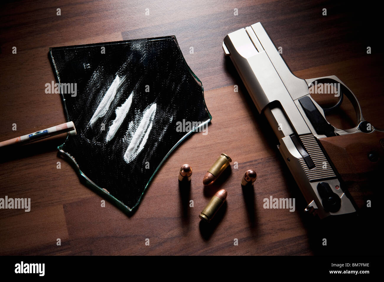 Stillleben mit einer Handfeuerwaffe, Kugeln und Linien Kokain Stockfoto