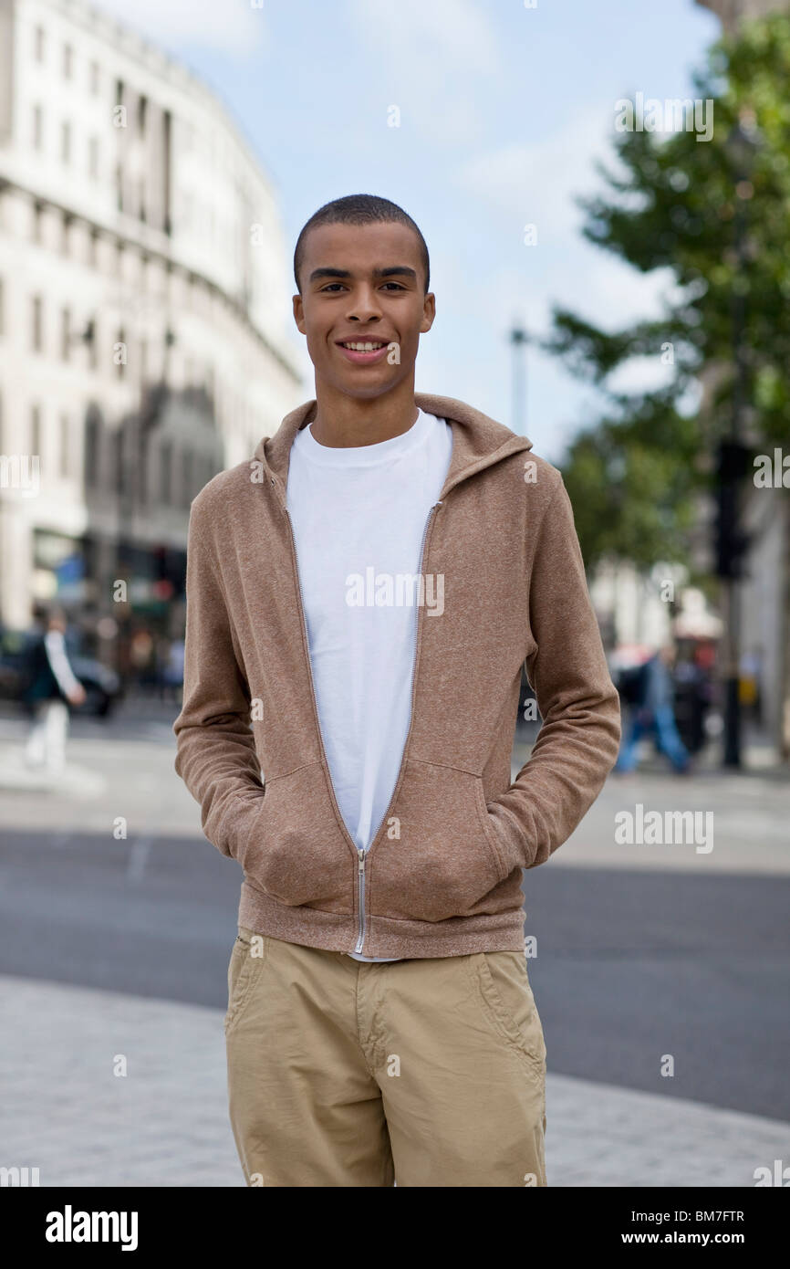 Porträt eines jungen Mannes in der Stadt Stockfoto