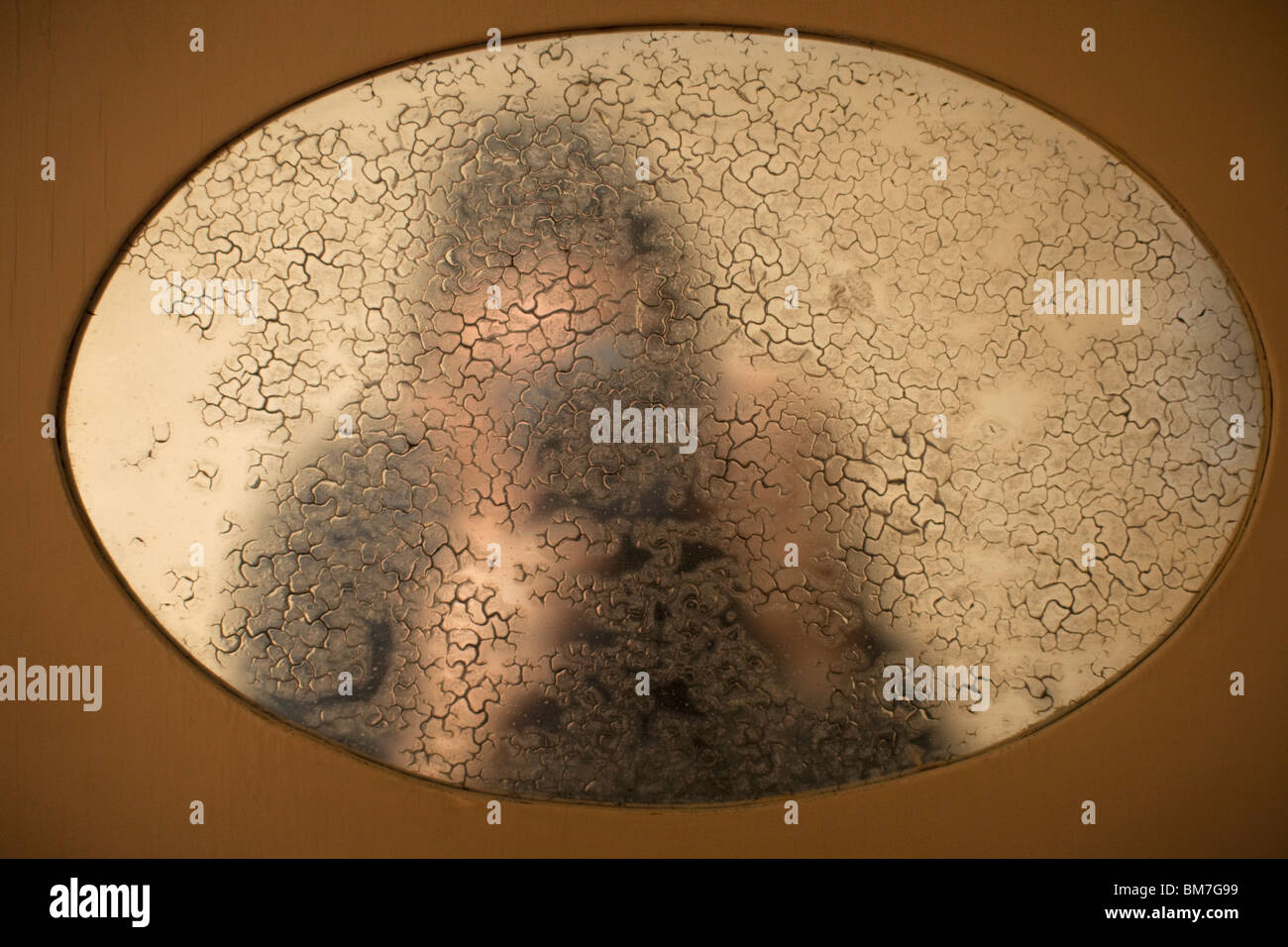 Eine alte Spiegelbild einer Person mit dem Fotografieren Stockfoto