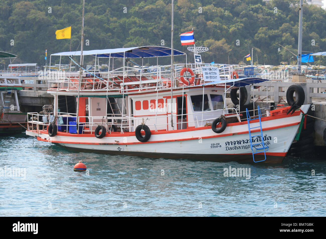 Touristenboot in einem Dock in Pattaya, Thailand. Stockfoto