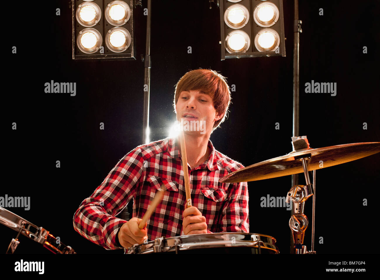 Ein männlicher Schlagzeuger auf der Bühne Stockfoto