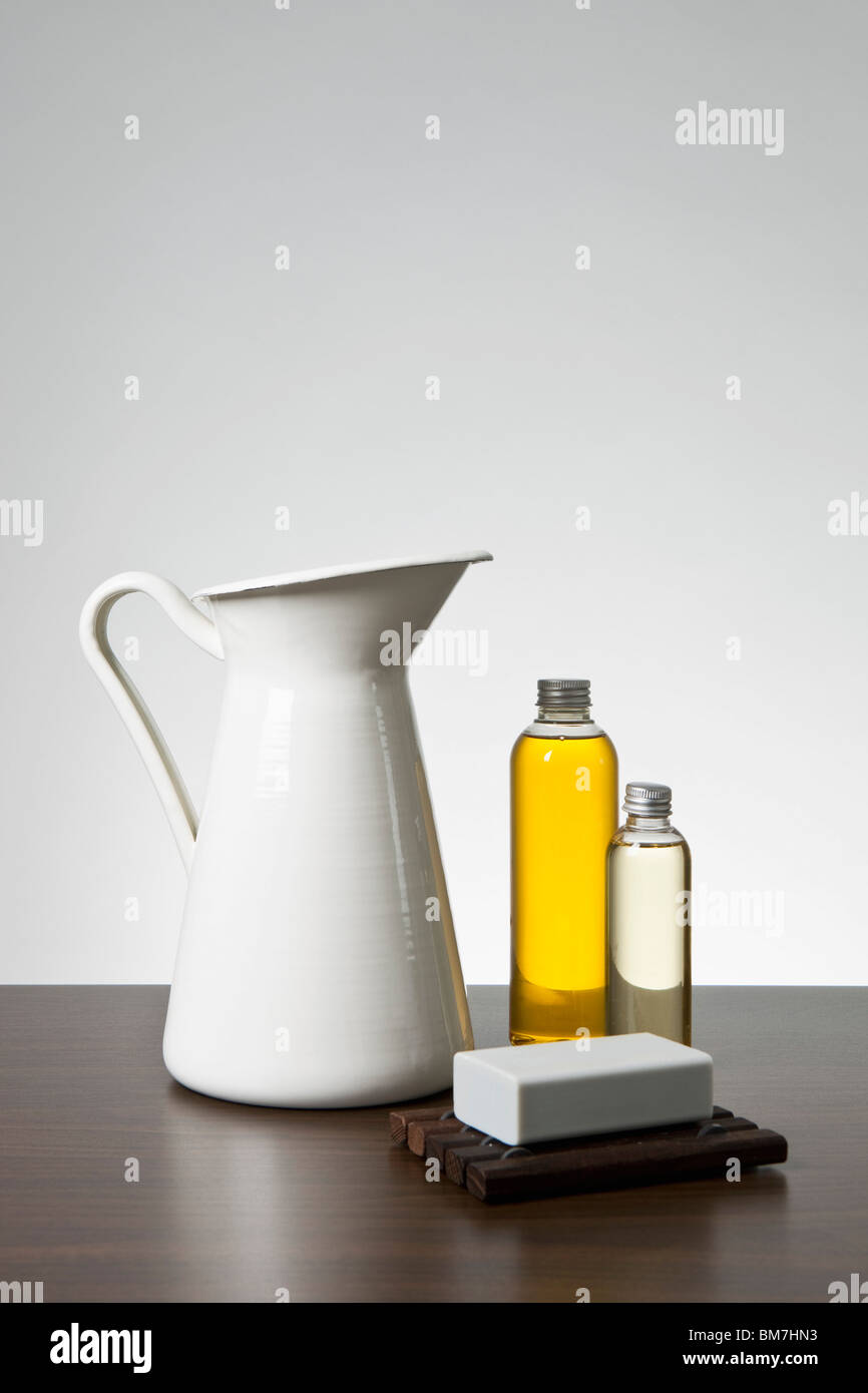 Aromaöl, ein Stück Seife und einen Krug Stockfoto