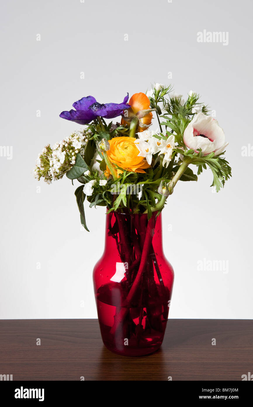 Ein bunt gemischter Haufen von Blumen in einer vase Stockfoto